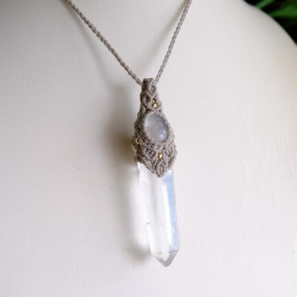 ヒマラヤ水晶 ・ムーンストーン（スリランカ産）マクラメ編みペンダント　3706