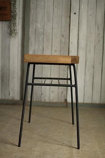 古い小ぶりな古い鉄脚と古材のテーブル