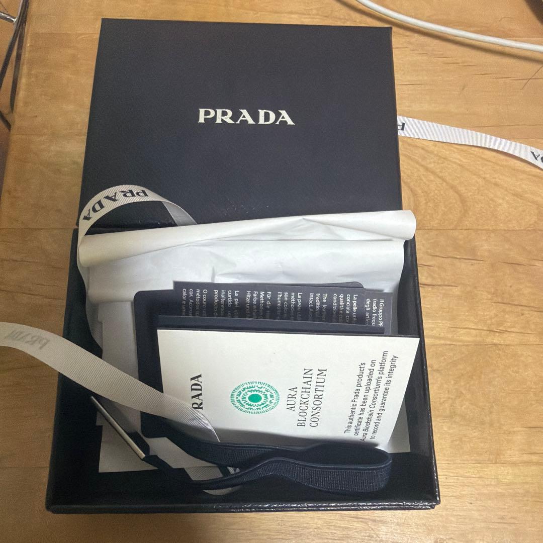 過労キティ^_−☆ 様　prada サフィアーノトライアングル 財布　ピンク