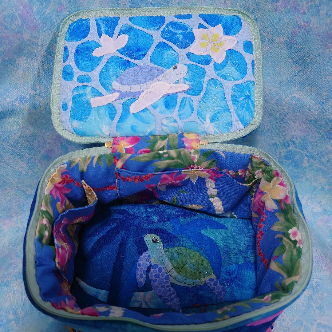 ハワイアンキルトのバニティポーチ