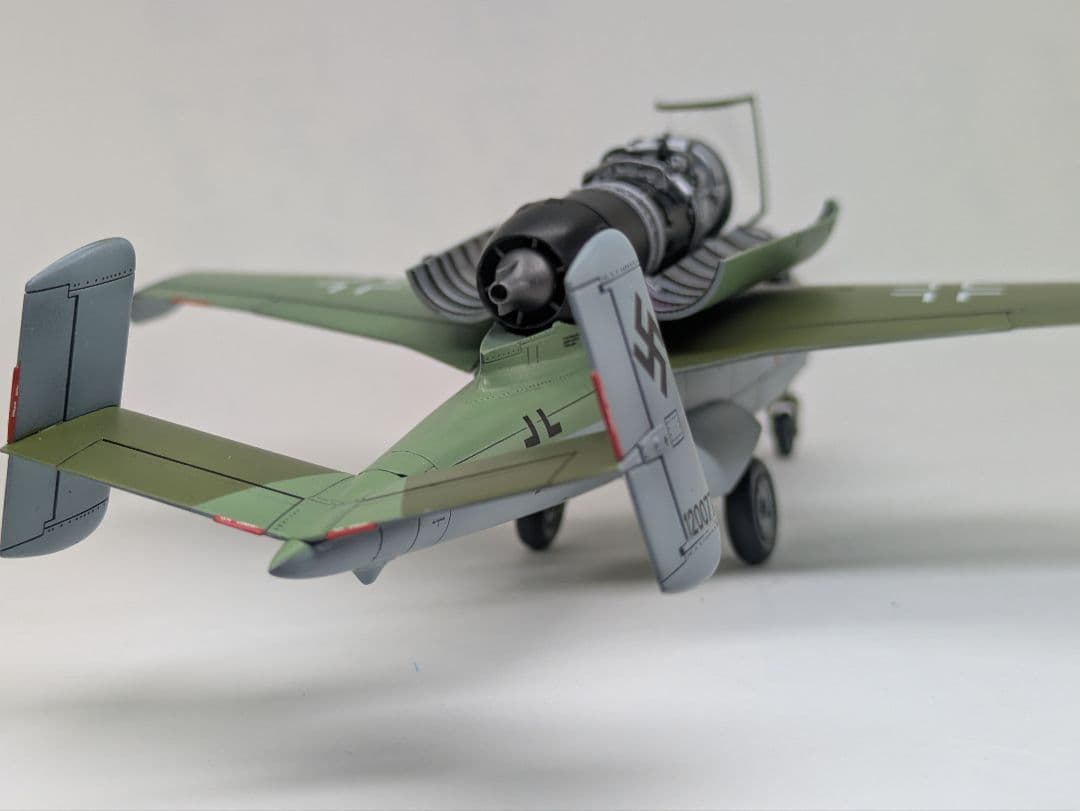 1/48ドイツ空軍戦闘機　ハインケルHe162 A-2 “サラマンダー“ 完成品