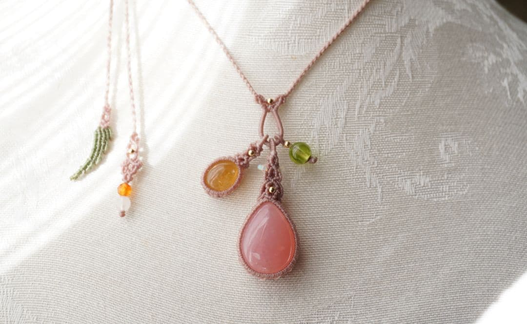 ディープローズクォーツ　シトリン　ペリドット　揺れる　マクラメ　ネックレス