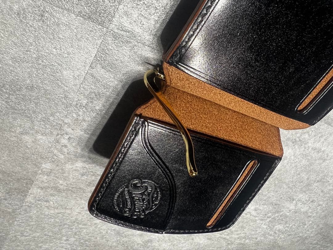 黒いレザー製コンパクト財布