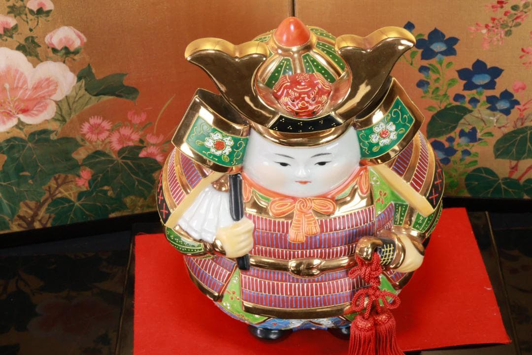 九谷焼　色絵金彩　武者人形　8.5号　高さ26㎝　錦九谷　飾台付　BE882