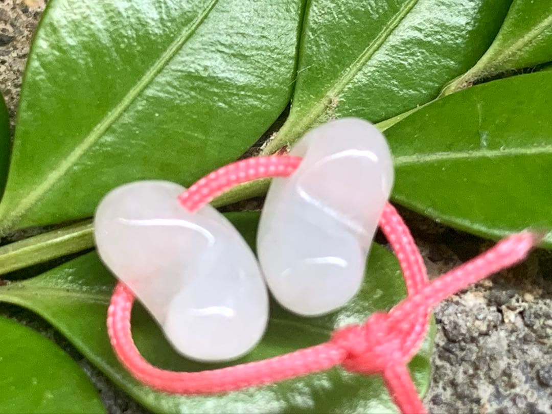 ✳ピカピカの綺麗な勾玉　極上の透明感　糸魚川翡翠ミニ勾玉2個セット ‼️