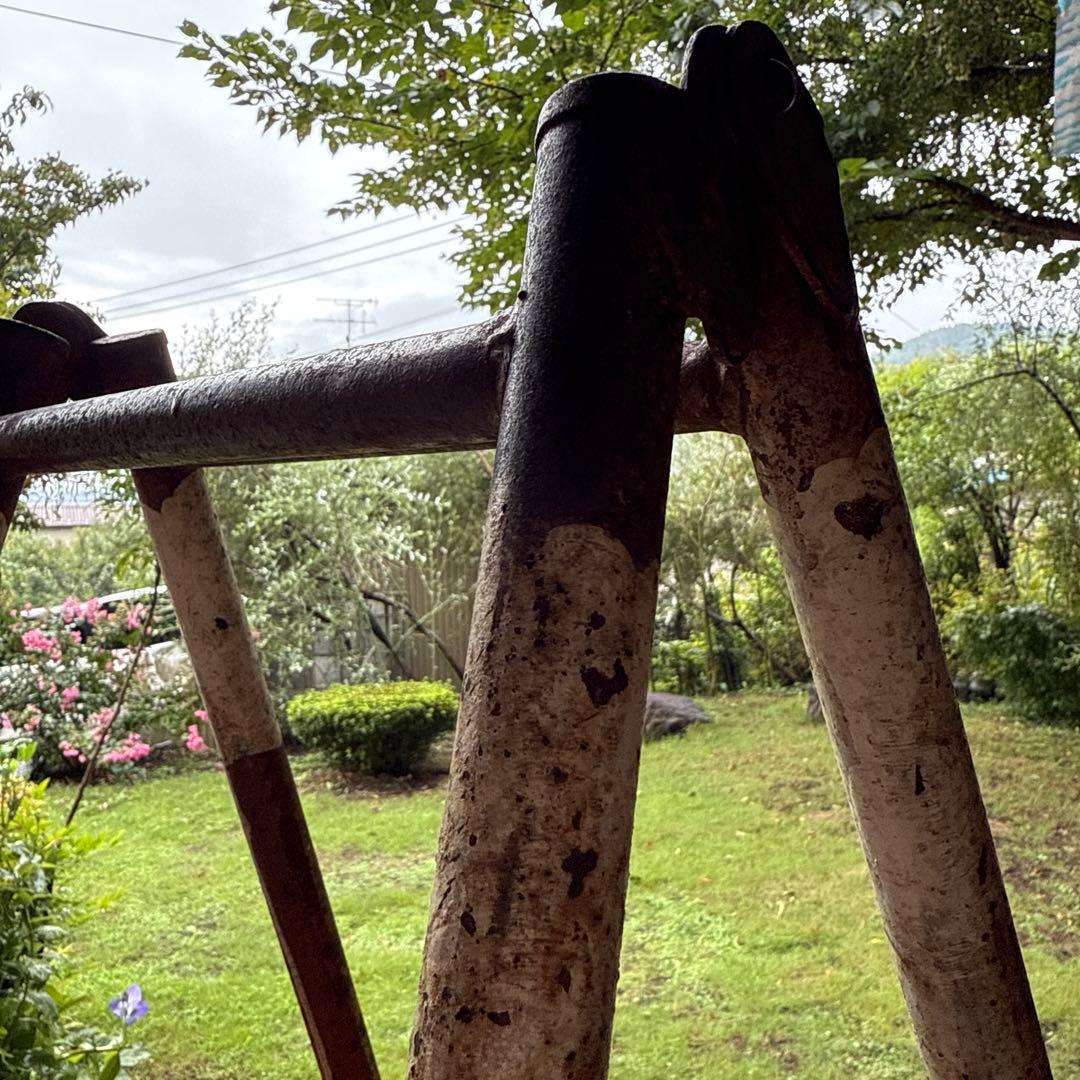 古道具　錆た古い脚立　ビンテージ　古びた鉄製　作業足場　昭和レトロ　オブジェ