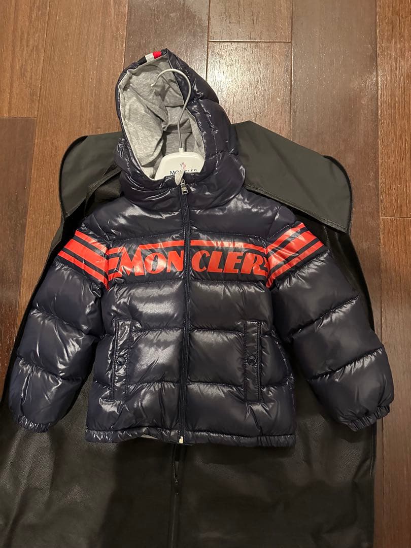 ほぼ未使用　MONCLER フード付きダウンジャケット ネイビー