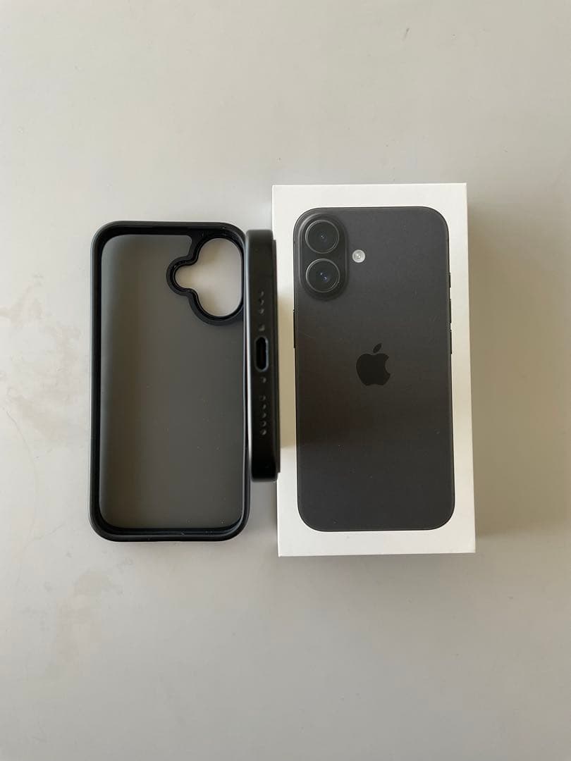 【中古美品】Apple iPhone 16 128Gブラック ケース、フィルム付