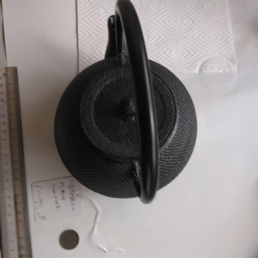 黒い鋳鉄製鉄瓶 凹凸デザイン