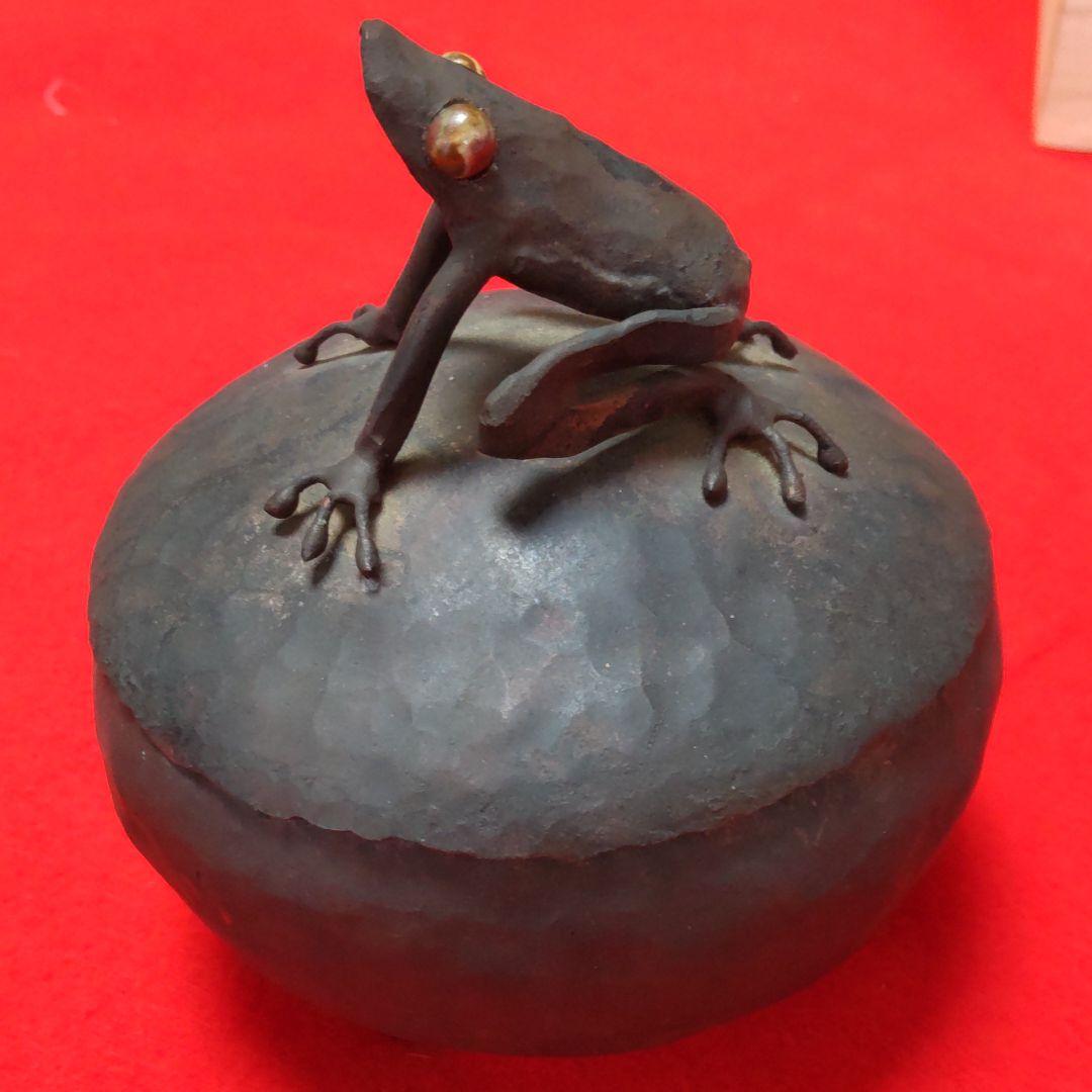 赤銅打出し、カエル蓋物。