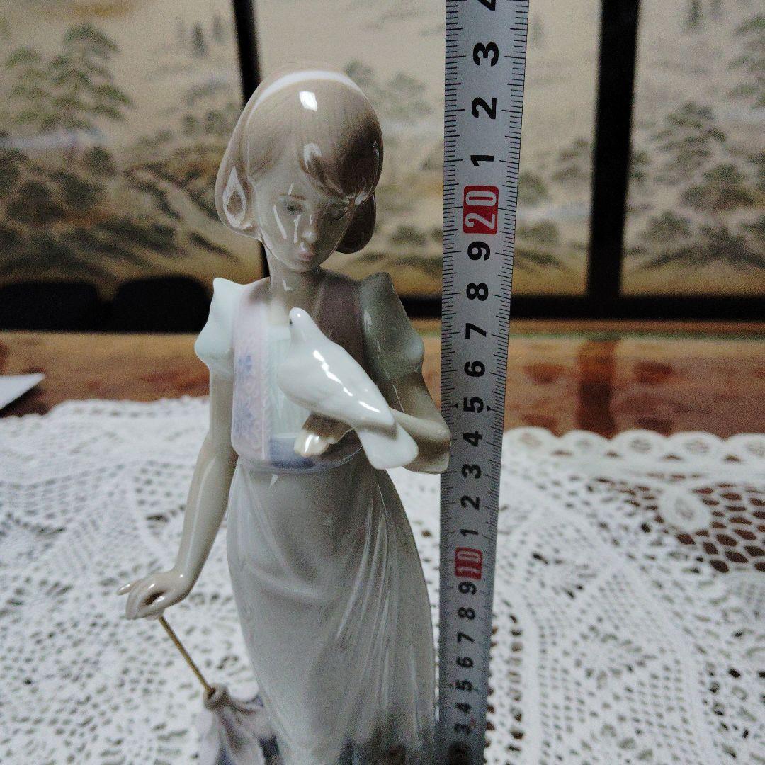 リヤドロ少女と白い鳩の陶器