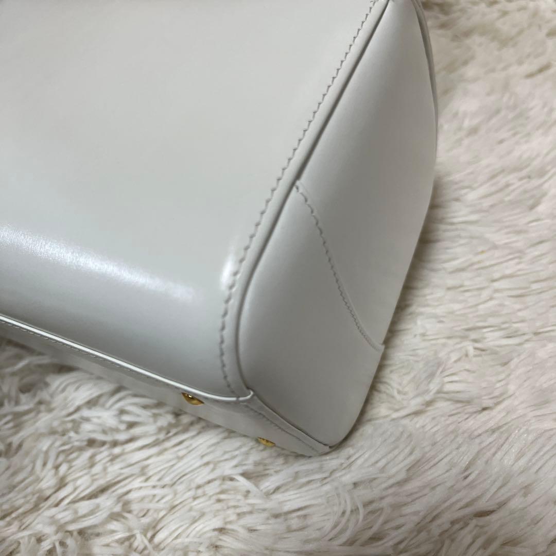 美品✨WAKO ワコウ　ハンドバッグ　ホワイト×ゴールド　自立