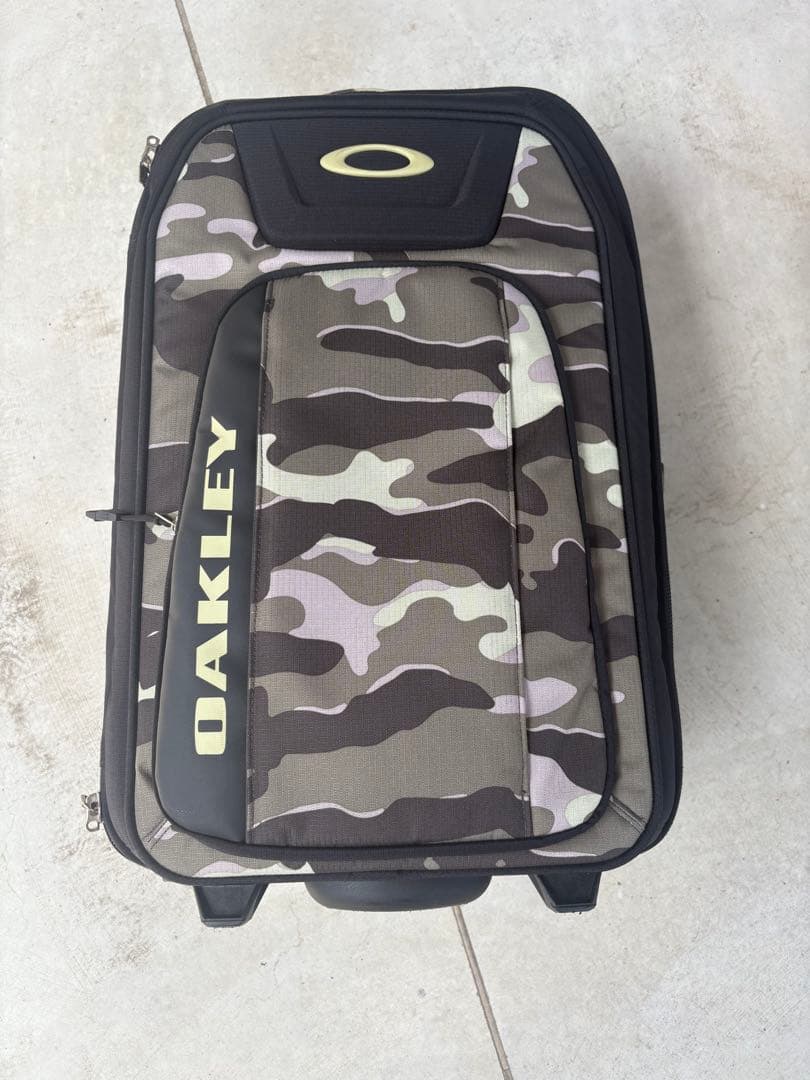 オークリー　キャリーケース　迷彩柄