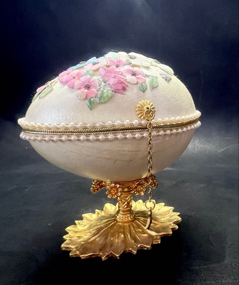 花模様の陶器製卵型ボックス