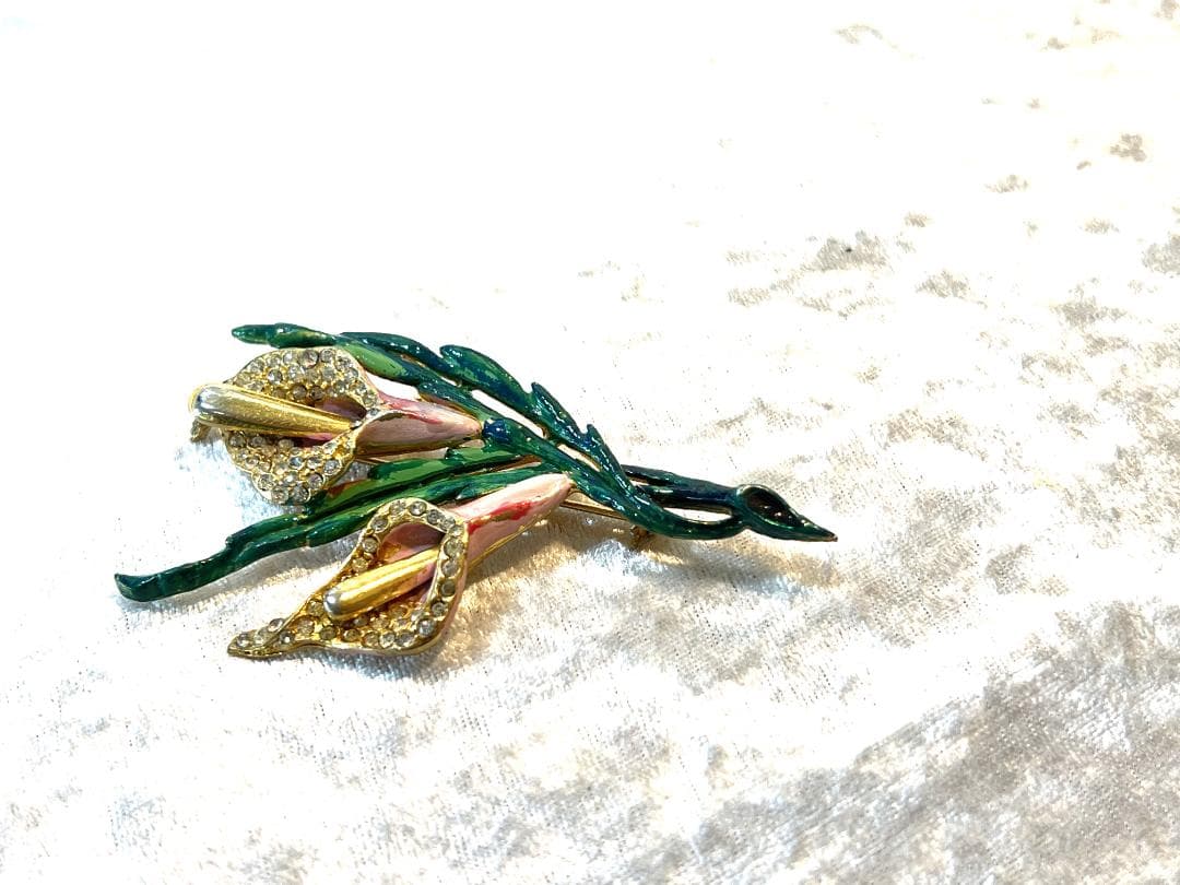 シャネル（Chanel）の水芭蕉の花のブローチ　エナメル　刻印あり