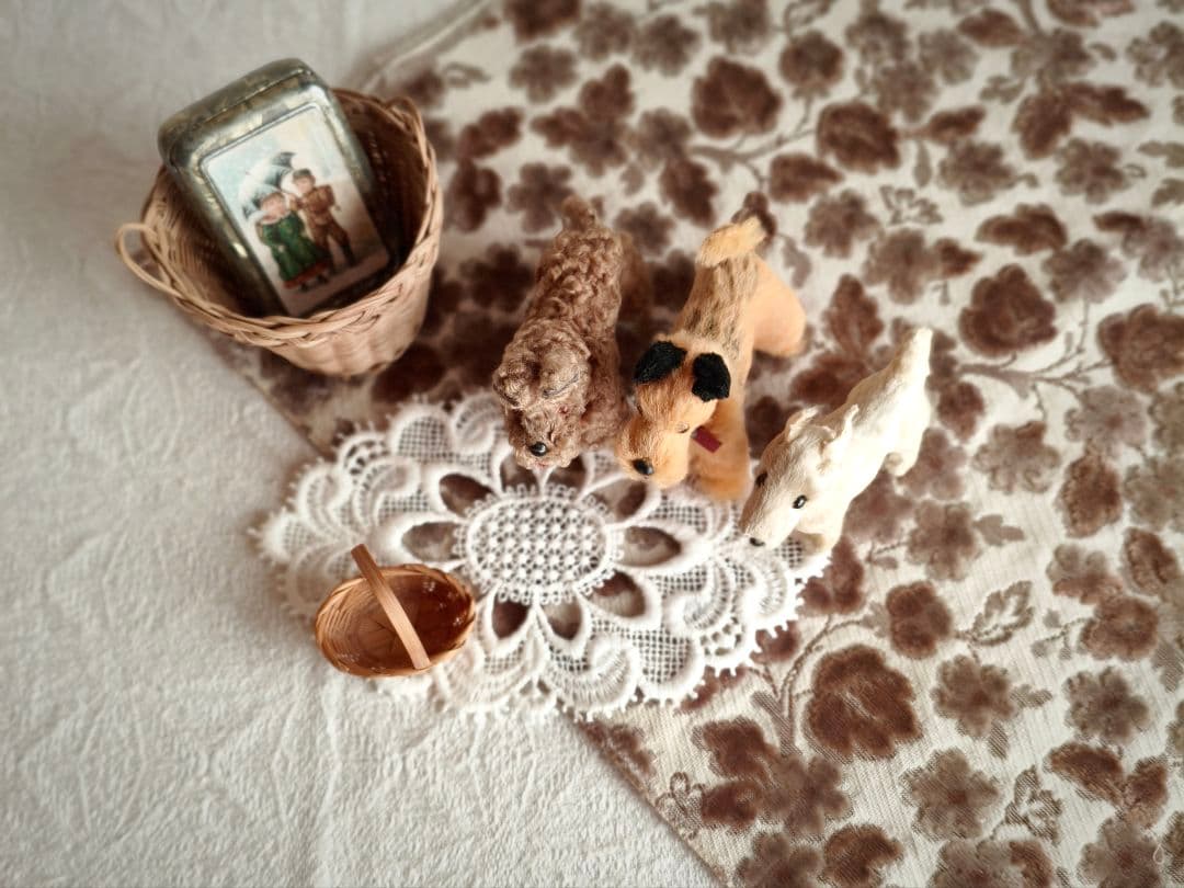 * vintage dog ❀ * 赤い勲章リボンの テリアさん