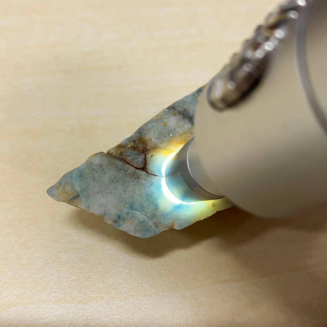 糸魚川翡翠　入りコン沢青翡翠　38g　鉱物標本