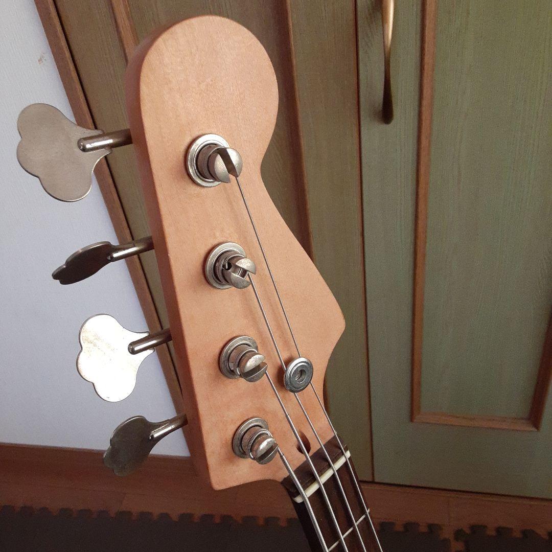 レジェンド　ベースギター　渋いレッド色