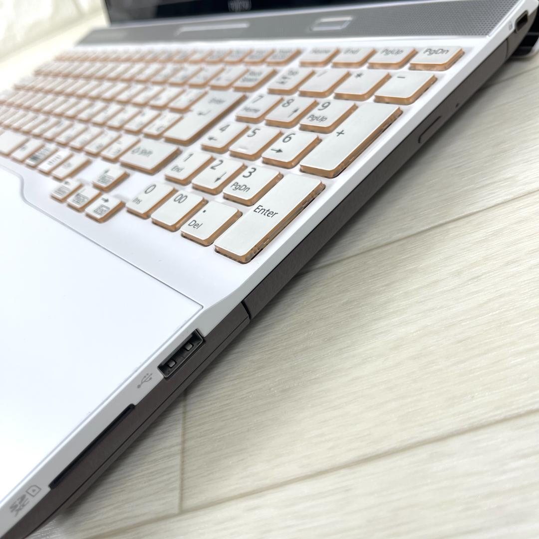 富士通 第8世代 i7 新品SSD512＋HDD1T メモリ16 ノートパソコン