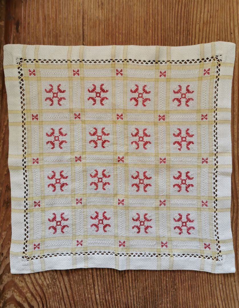 アンティークフランス購入 北欧ハーダンガー赤紅糸刺繍 ライム格子織リネンクロス