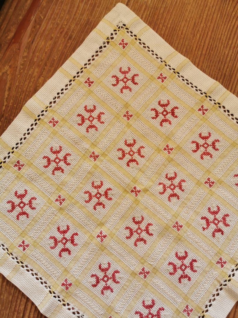 アンティークフランス購入 北欧ハーダンガー赤紅糸刺繍 ライム格子織リネンクロス