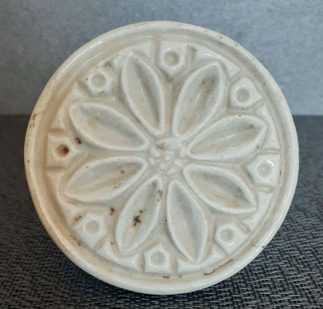 李朝　韓国古美術　韓国古陶磁器　白磁　陽刻浮彫　花文様　高付台皿　菓子型　餅型