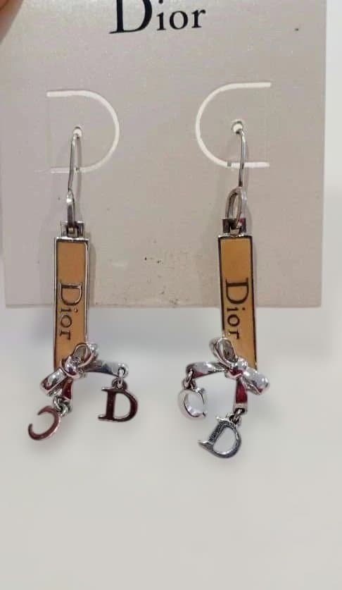 Dior ロゴ入りシルバーピアス