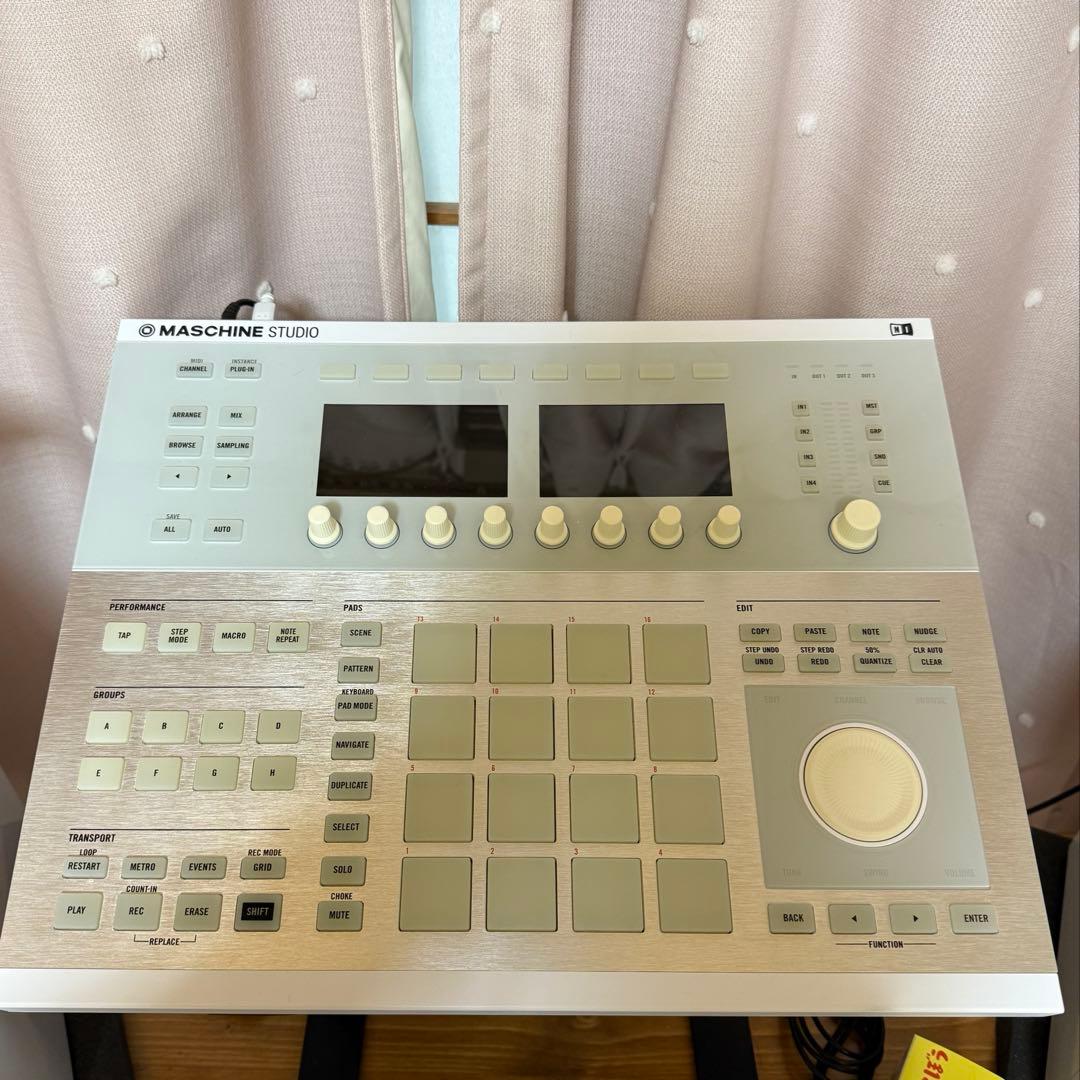 【極美品】MASCHINE STUDIO ホワイト