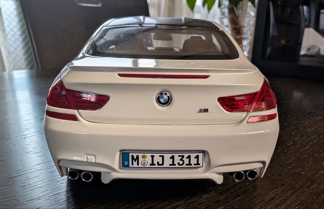 【美品】BMW M6 F13 ホワイト 1/18 モデルカー