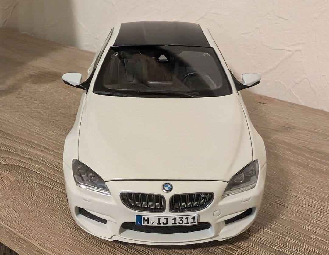 【美品】BMW M6 F13 ホワイト 1/18 モデルカー