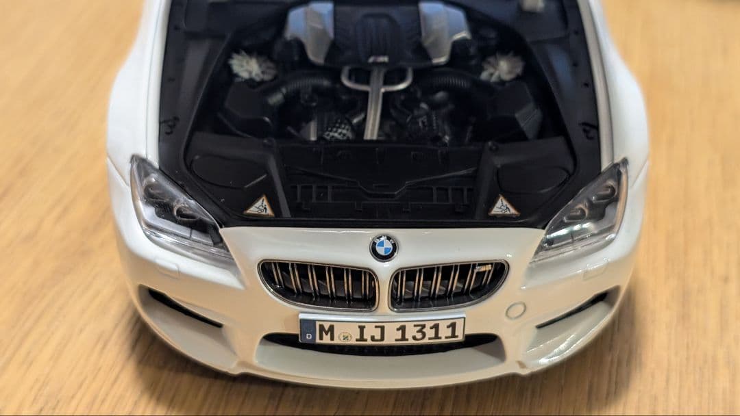 【美品】BMW M6 F13 ホワイト 1/18 モデルカー