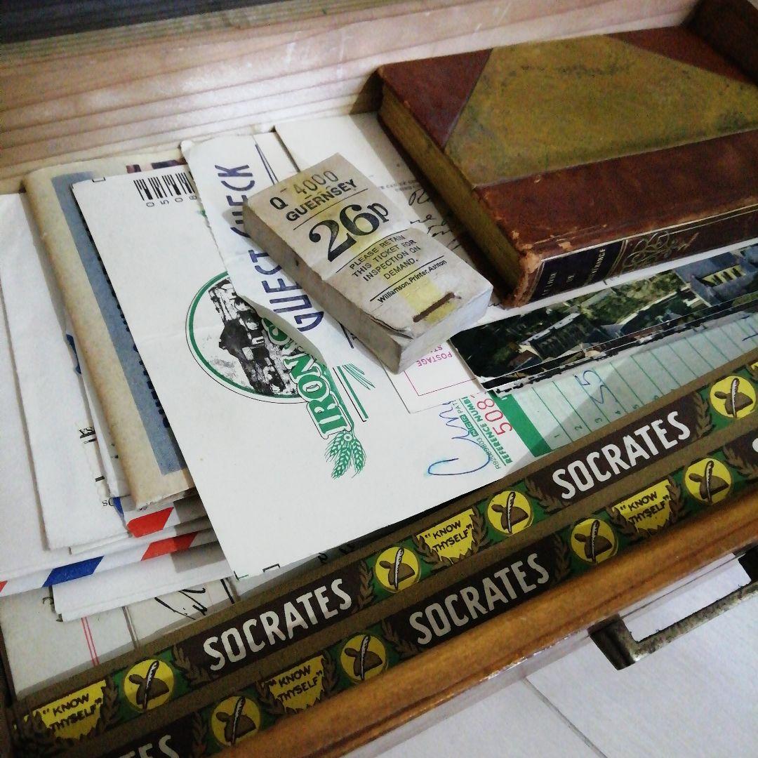 木製のアンティーク引き出しにたっぷりの海外紙モノコレクション♡　蚤の市