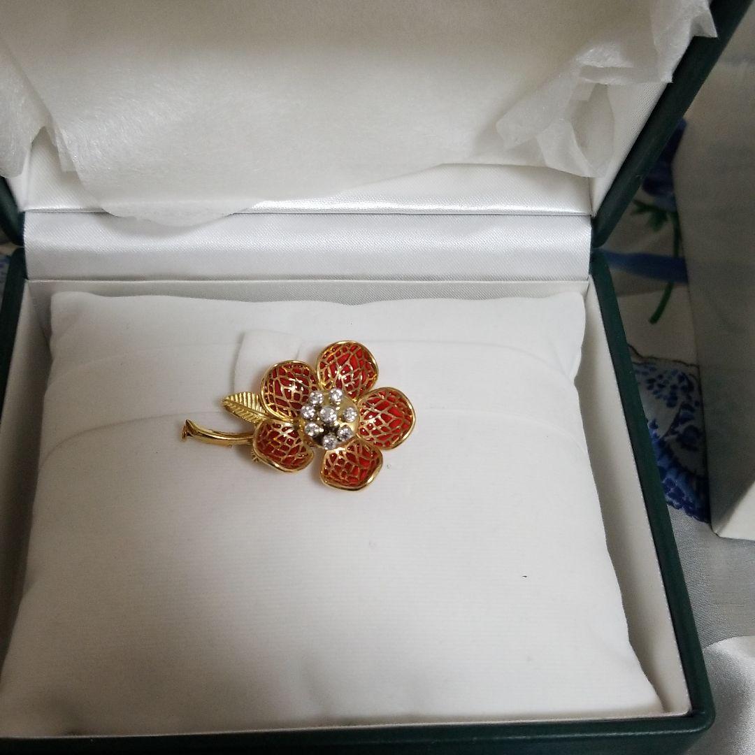 平和堂貿易　動く　ブローチ　刻印　あり　金　750　PT950　0、28カラット