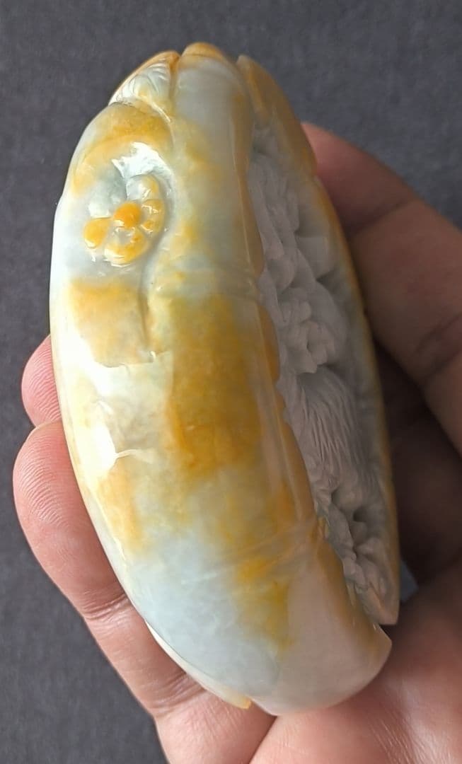 【特価】ミャンマー産黄色本翡翠の彫刻①