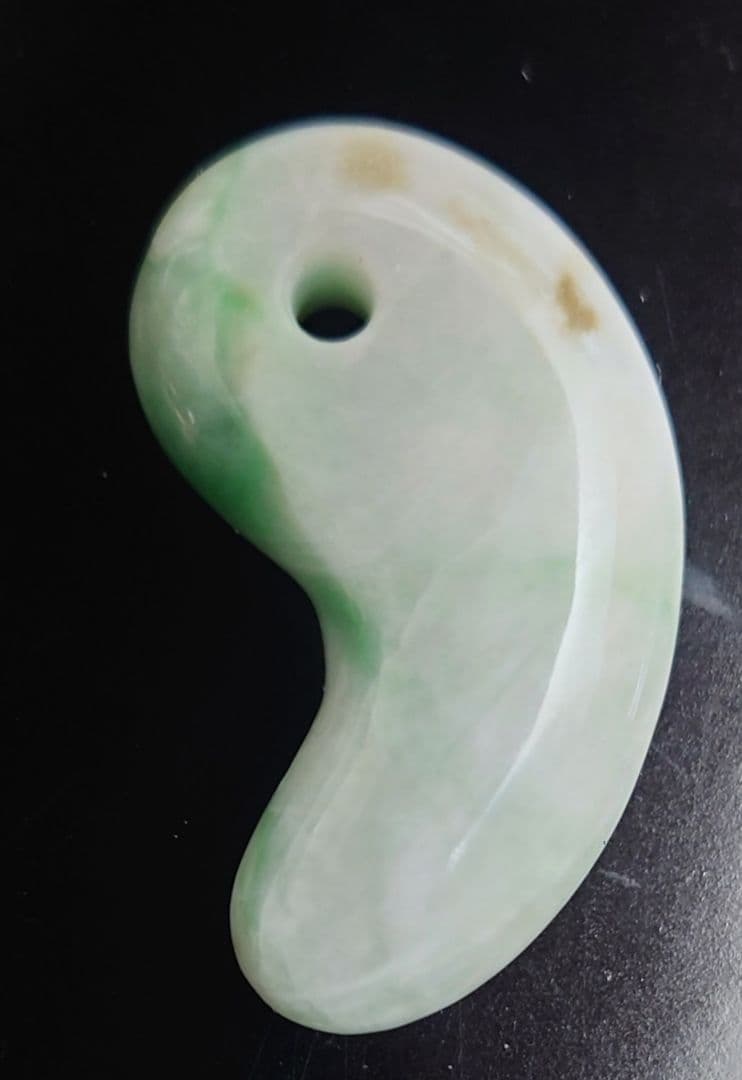 糸魚川翡翠　勾玉　緑が濃い