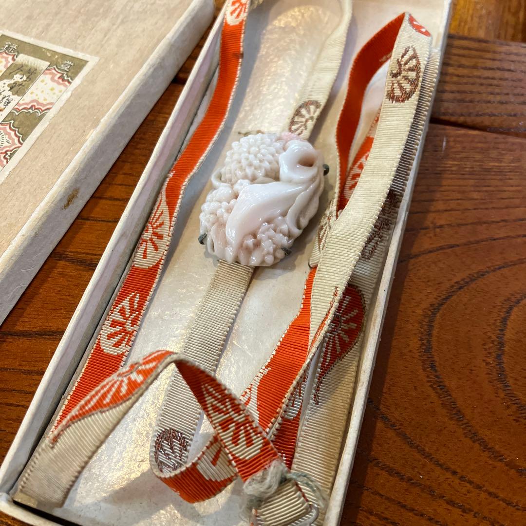 白珊瑚珠帯留　アンティーク