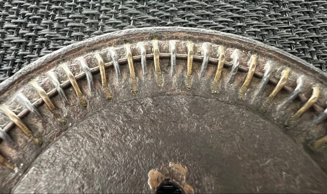 刀鍔 信玄鍔 百足鍔 無銘 鉃地 真鍮 年代物 箱付き(鍔布団付き)