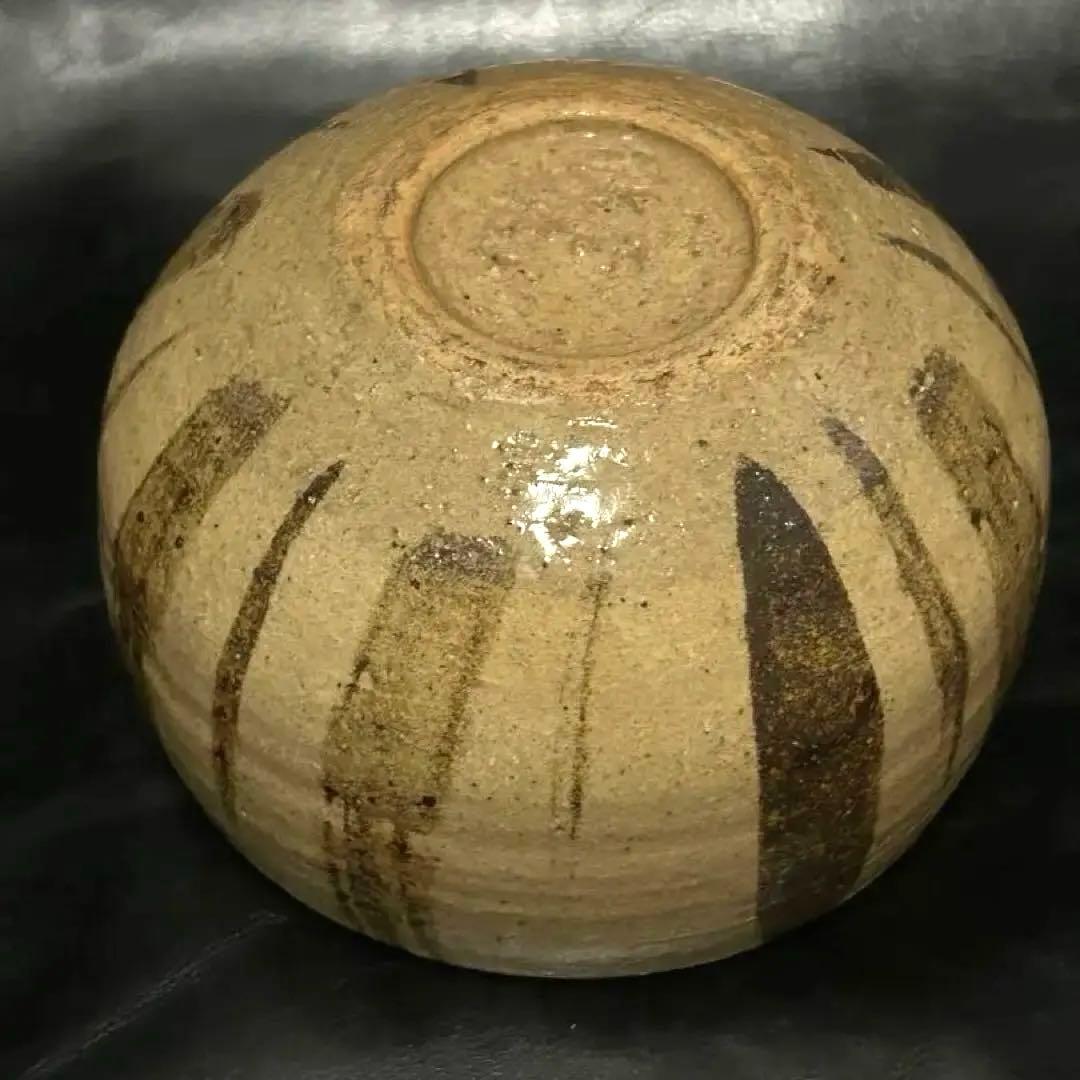 美しい古美術◾️蔵から美しい縦じま紋様の可愛らしいまん丸な抹茶茶碗が出て来ました。