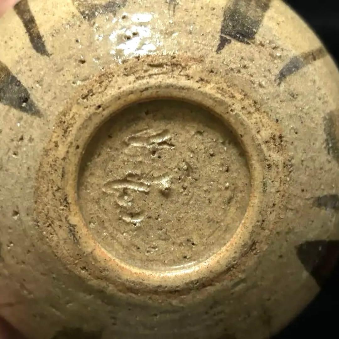 美しい古美術◾️蔵から美しい縦じま紋様の可愛らしいまん丸な抹茶茶碗が出て来ました。