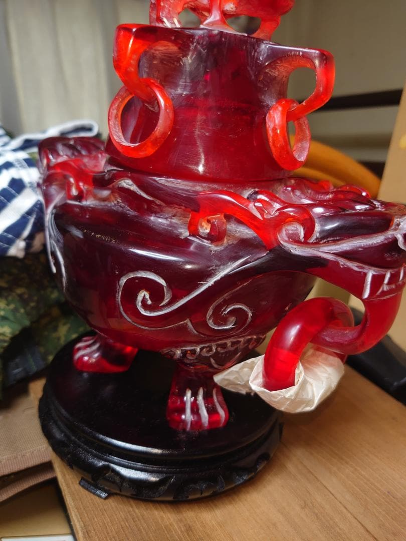 赤い琥珀で作られたアンティーク