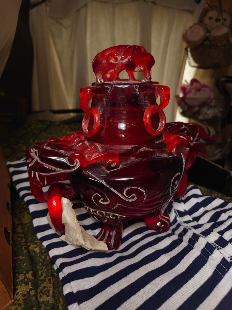 赤い琥珀で作られたアンティーク