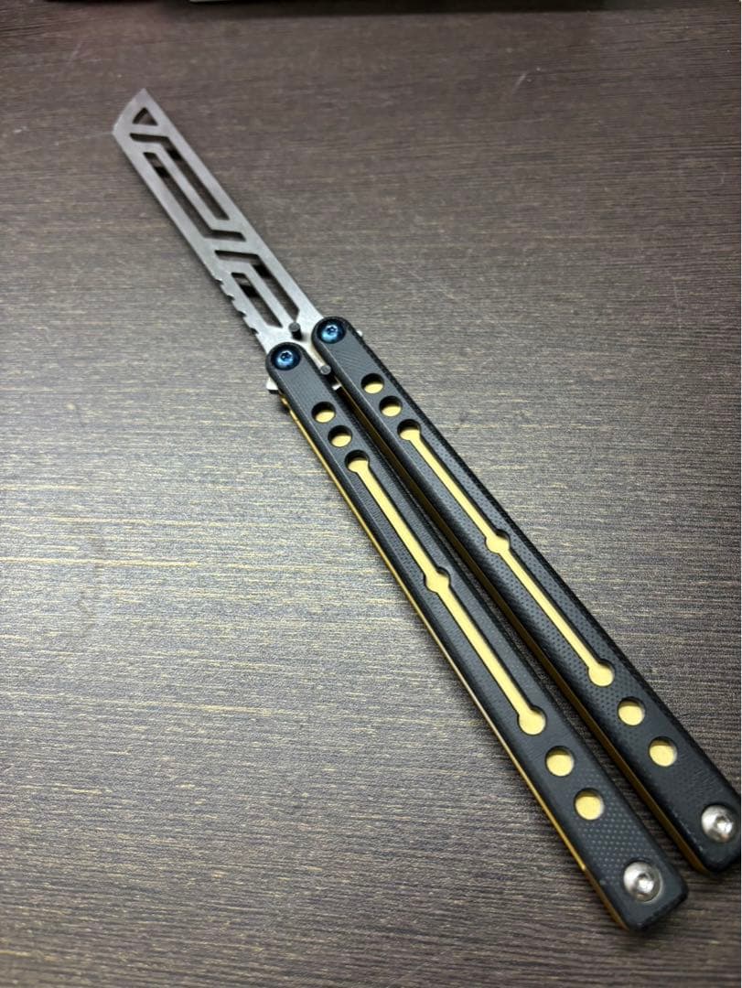 バタフライナイフトレーナー　Squid industries Nautilus