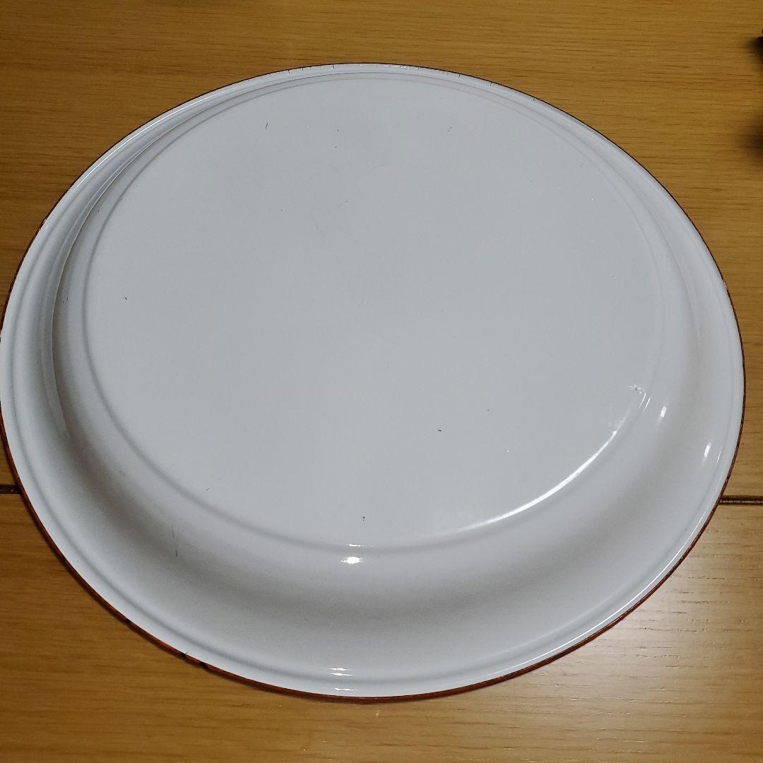 飛翔する鳥のホーロー皿