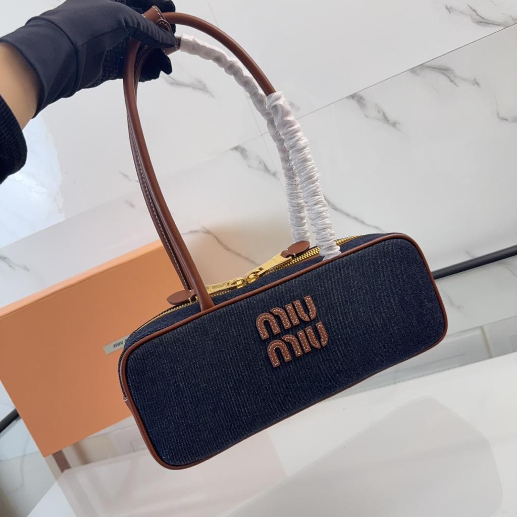 大人気！miu miuデニムショルダーバッグ