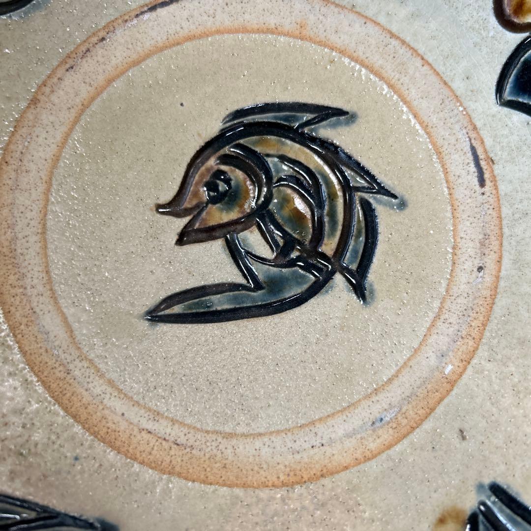 沖縄　やちむん　人間国宝　金城次郎　魚エビ　重ね焼　壺屋焼　魚紋　七寸皿　飾り皿