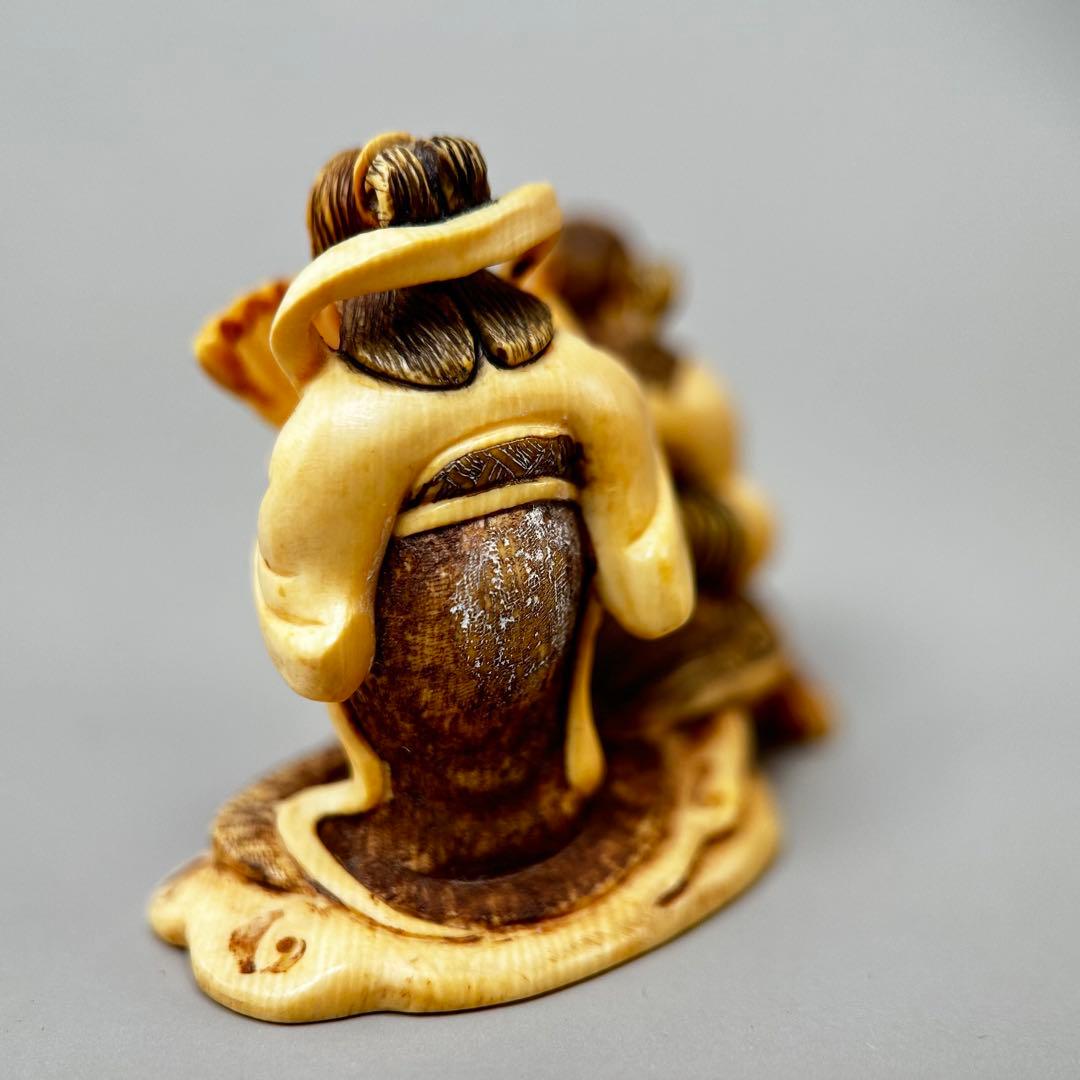 亀に乗った男女極上　根付　天然素材アンティーク骨董　飾り物古美術置物細密細工
