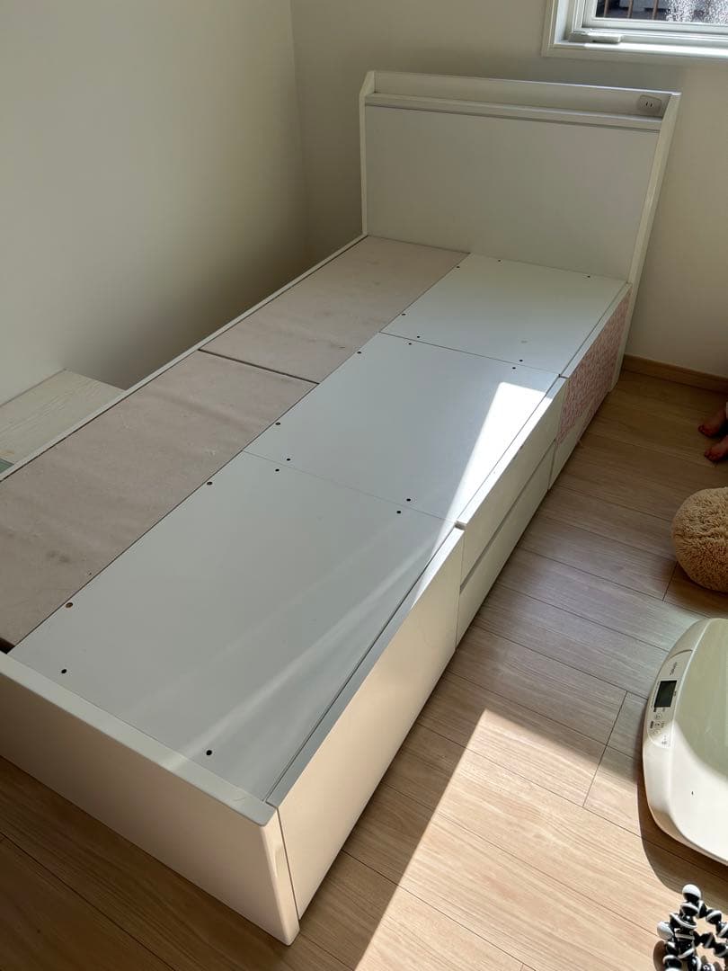 ニトリ　シングルベッド　ジオチェスト前モデル