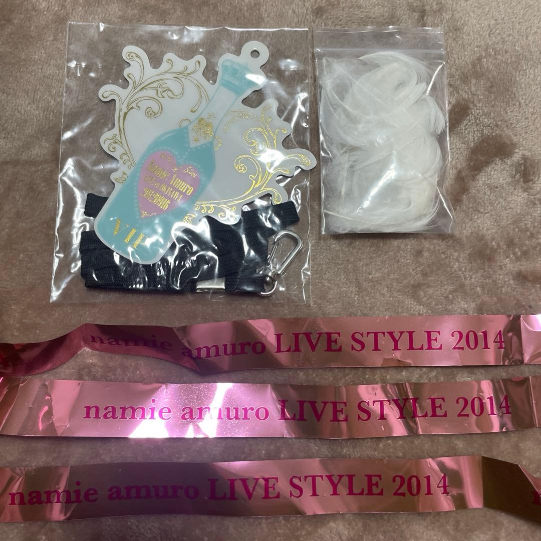 安室奈美恵　パンフレットや書籍18冊、パス、2014銀テ3本、2019LIVE羽