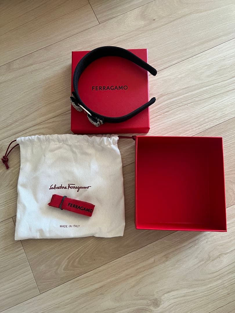 FERRAGAMO クリスタル付きヘアバンド