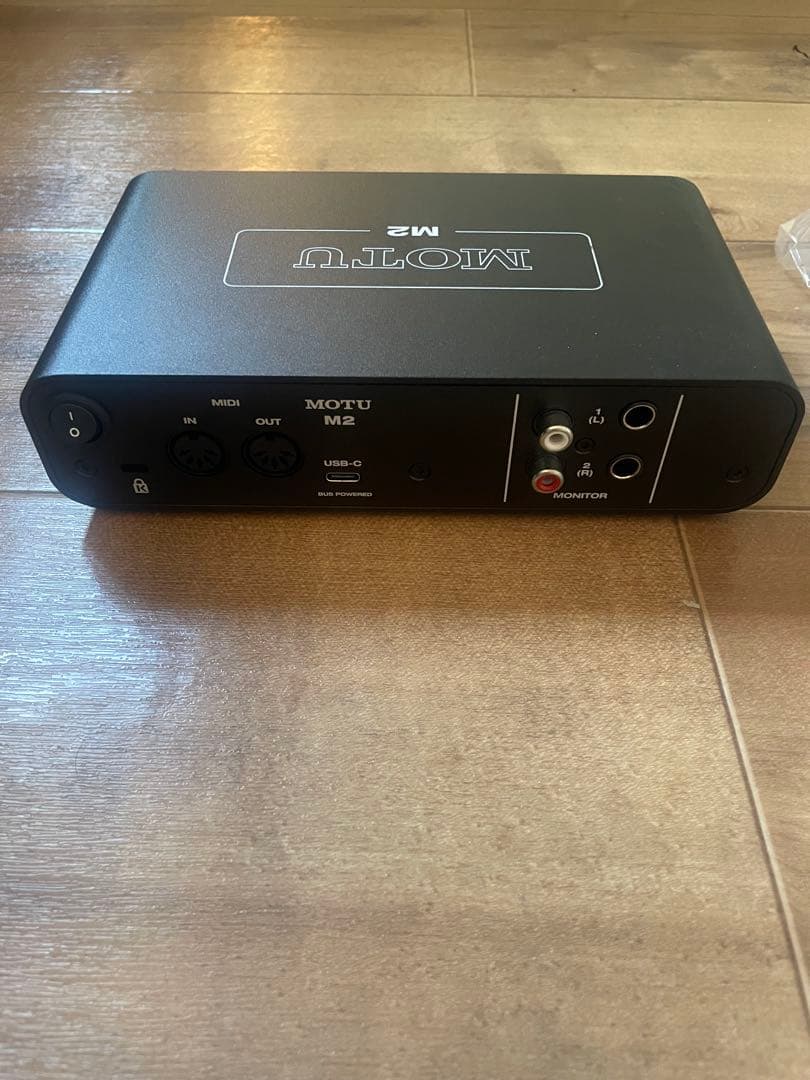 MOTU M2 オーディオインターフェイス 本体とUSBケーブル